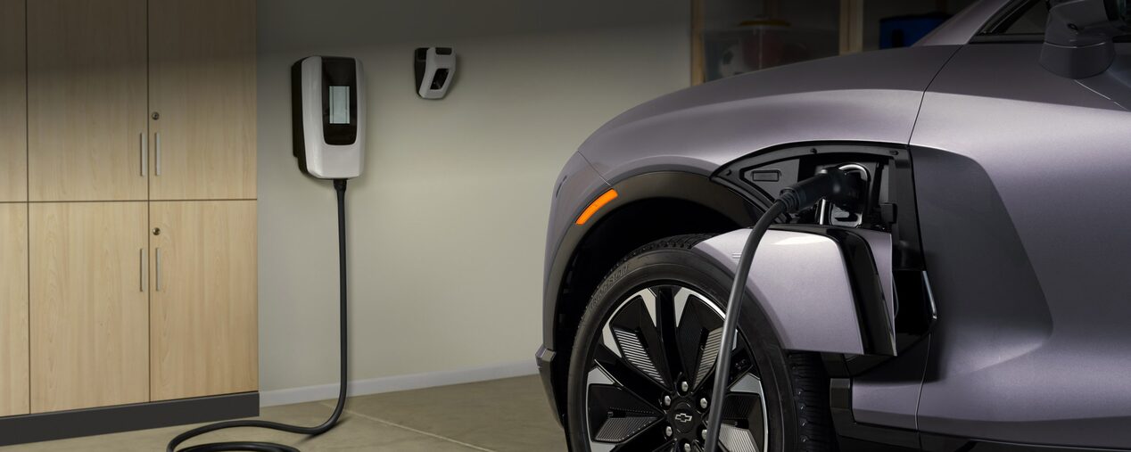 Auto eléctrico Chevrolet conectado recargando energia y autonomia.