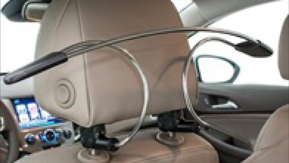 El colgador de ropa facilita el transporte de prendas en el interior de tu camioneta Chevrolet Silverado