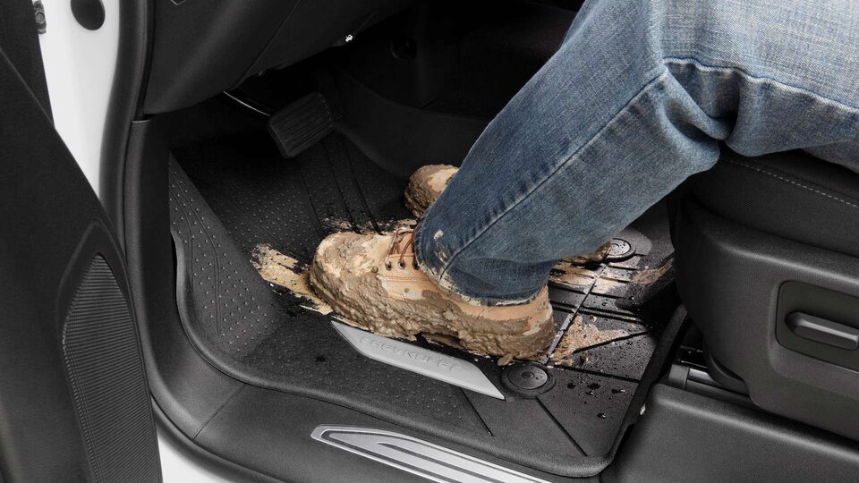 Los cubrepisos traseros delanteros cuidan tu camioneta Chevrolet Silverado