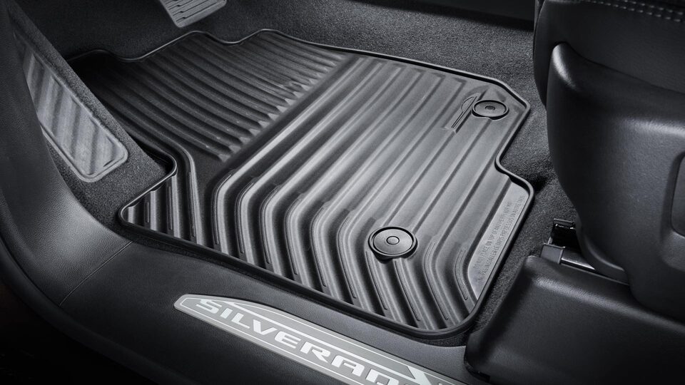 Los protectores del umbral de las puertas agregan un acabado más elegante a tu camioneta Chevrolet Silverado