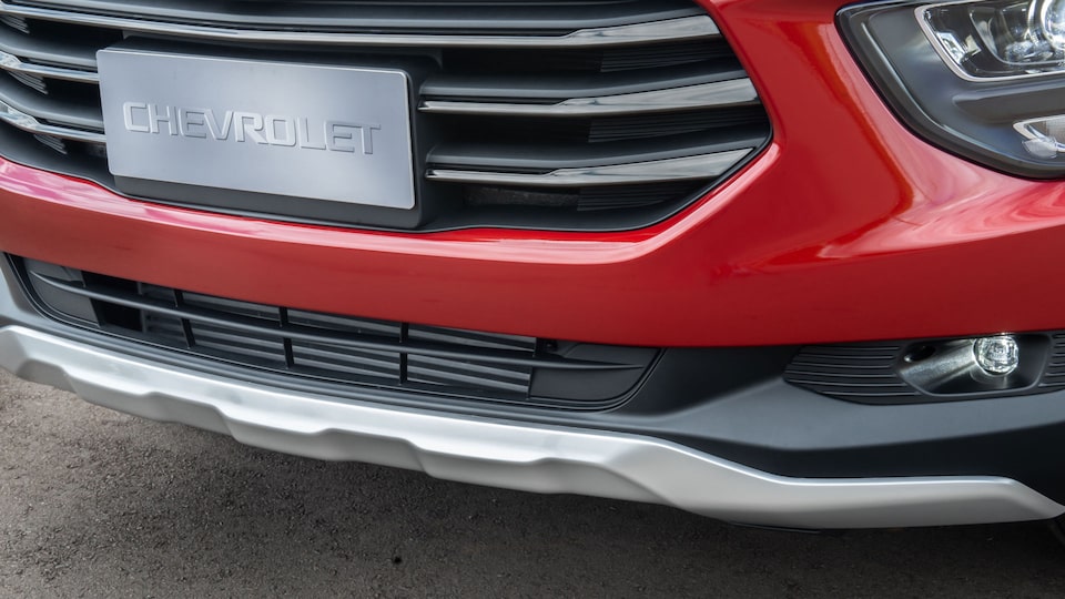 Dale aspecto deportivo a tu pick up Chevrolet Montana con la extensión de parachoques delantero