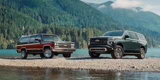 Vista frontal de la Chevrolet Suburban 2025, resaltando su parrilla imponente, luces LED y diseño robusto, ideal para transmitir tecnología y presencia en entornos urbanos