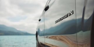 Niña bajando del asiento trasero de una Chevrolet Suburban 2025 junto a su madre, destacando espacio y comodidad para la familia