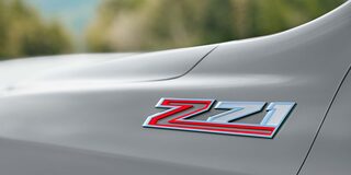 Detalle del emblema Z71 en la carrocería de la Chevrolet Suburban, representando su capacidad todoterreno