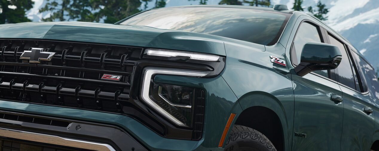 Frontal robusto de la Chevrolet Suburban Z71 con diseño agresivo y emblema Z71 destacado