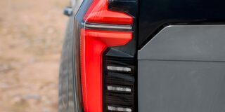Detalle de la luz trasera LED de una Chevrolet Tahoe 2025 sobre terreno arenoso