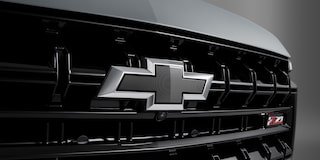 Parrilla frontal con logo Chevrolet en la Tahoe 2025 Z71, diseño robusto y elegante