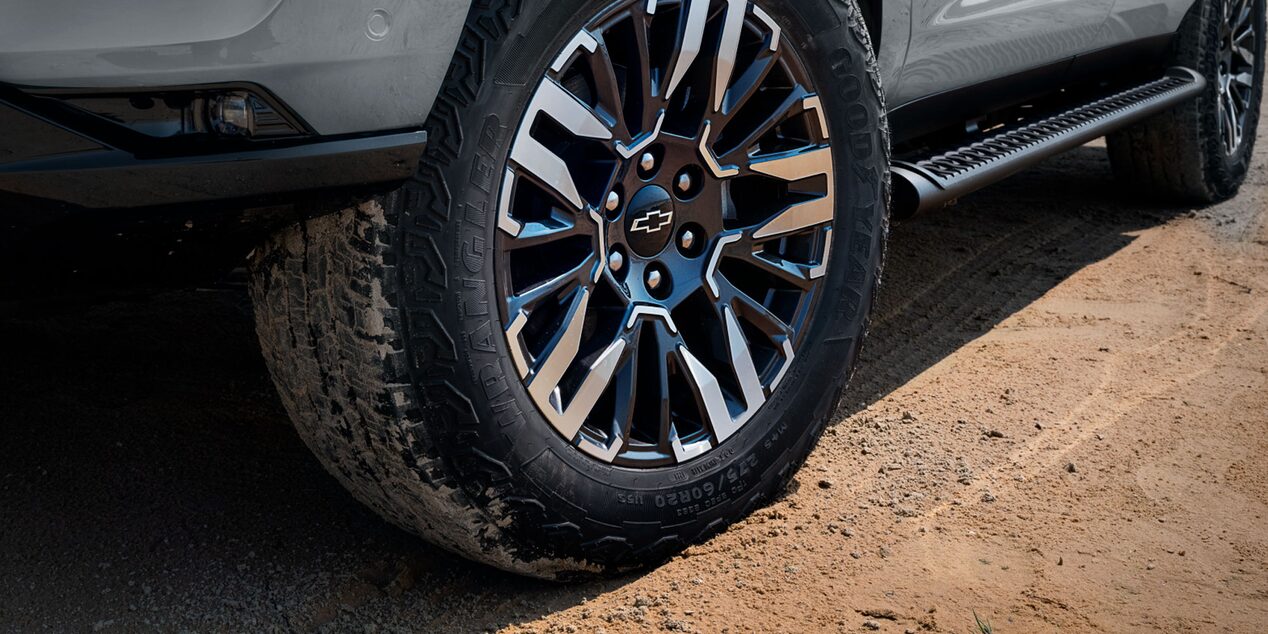 Detalle del rin y llanta todoterreno de la Chevrolet Tahoe 2025 Z71 sobre terreno de tierra