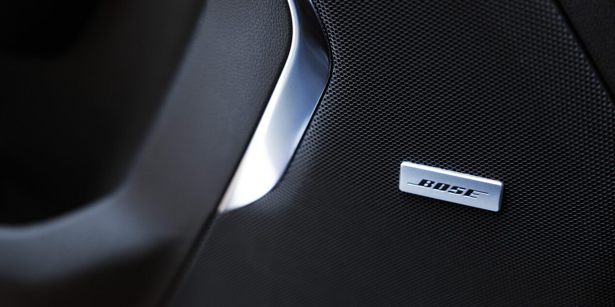 Detalle del sistema de sonido Bose en el interior de un Chevrolet 2025