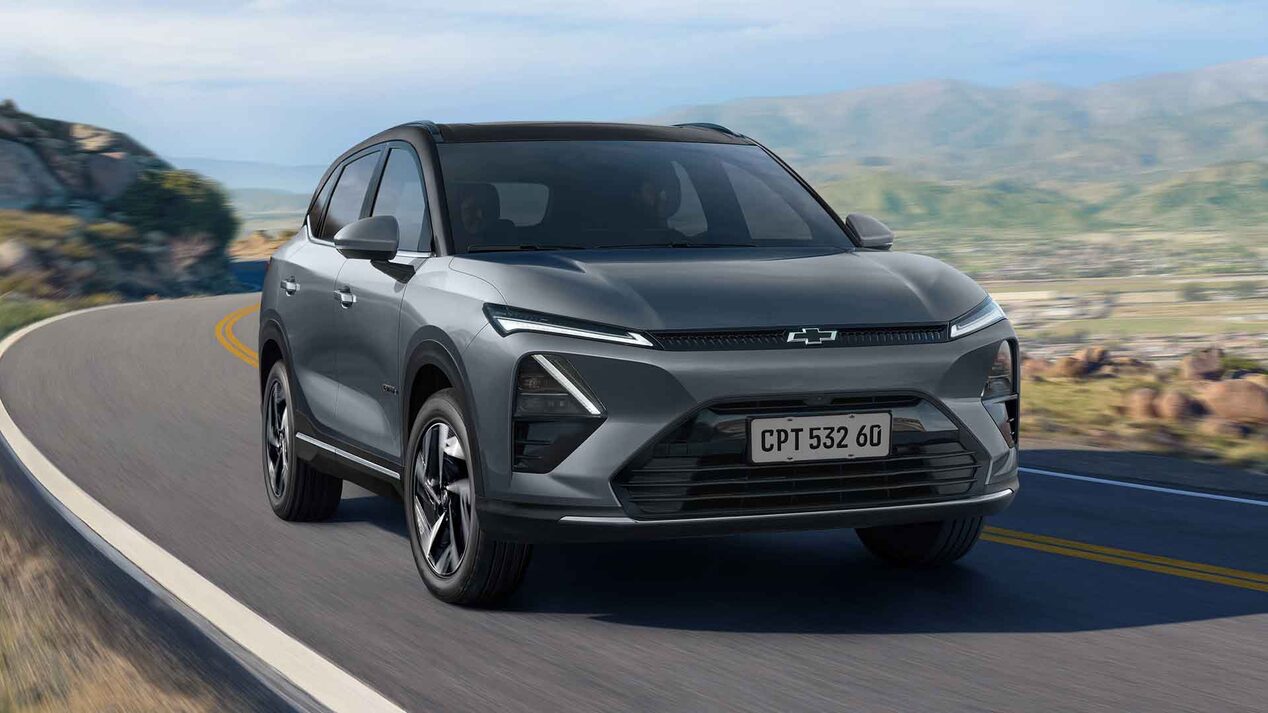 Chevrolet Captiva EV circulando por una carretera.