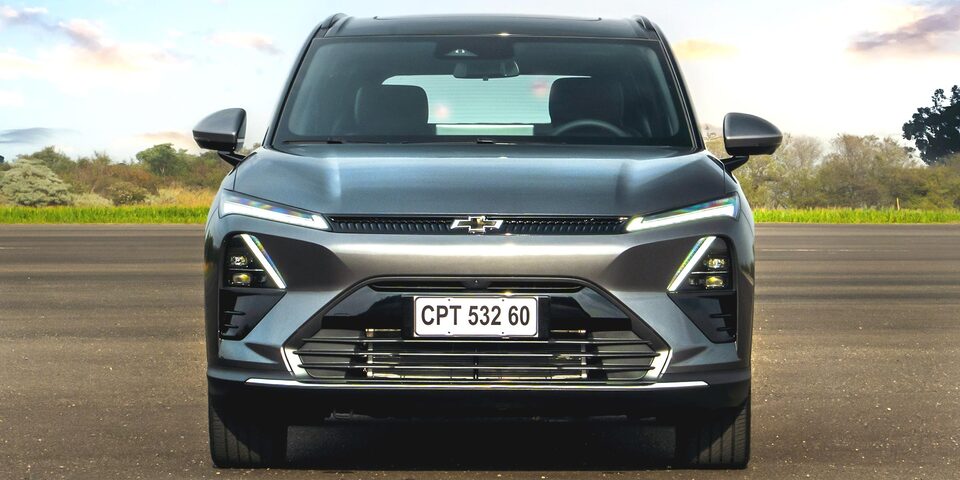Vista frontal de la Chevolet Captiva EV estacionada con vegetación de fondo.
