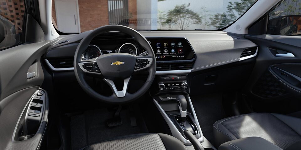 Vista completa del tablero también dejando ver la caja de cambios y parte de los asientos delanteros de la Chevrolet Montana.