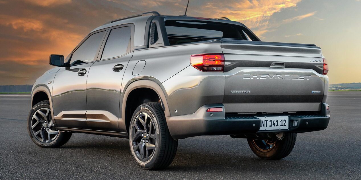 Vista trasera de la Chevrolet Montana estacionada con un atardecer de fondo.