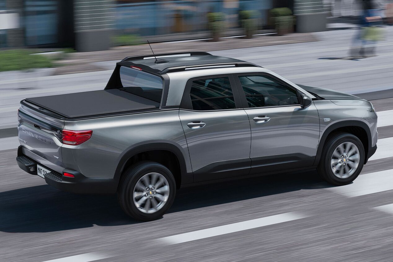 Vista superior de la Chevrolet Montana circulando por una zona urbana.