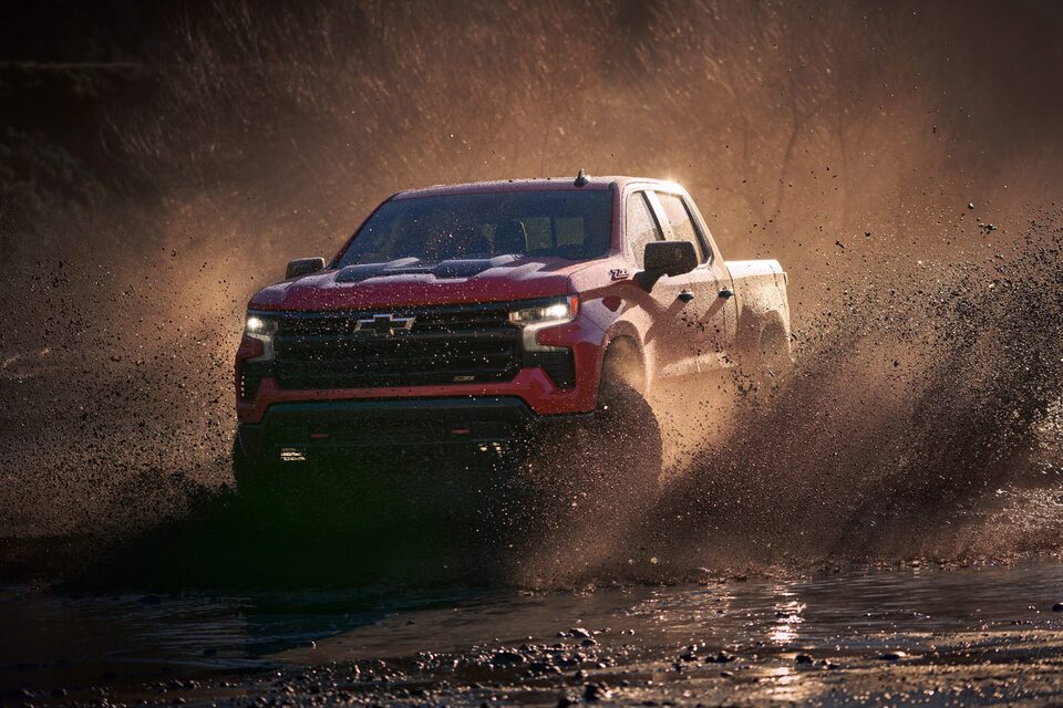 Vista lateral de la Chevrolet Silverado derrapando en camino de tierra.