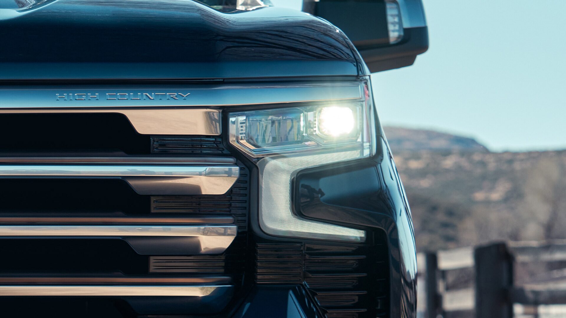 Detalle de los Faros LED delanteros de la Chevrolet Silverado High Country.