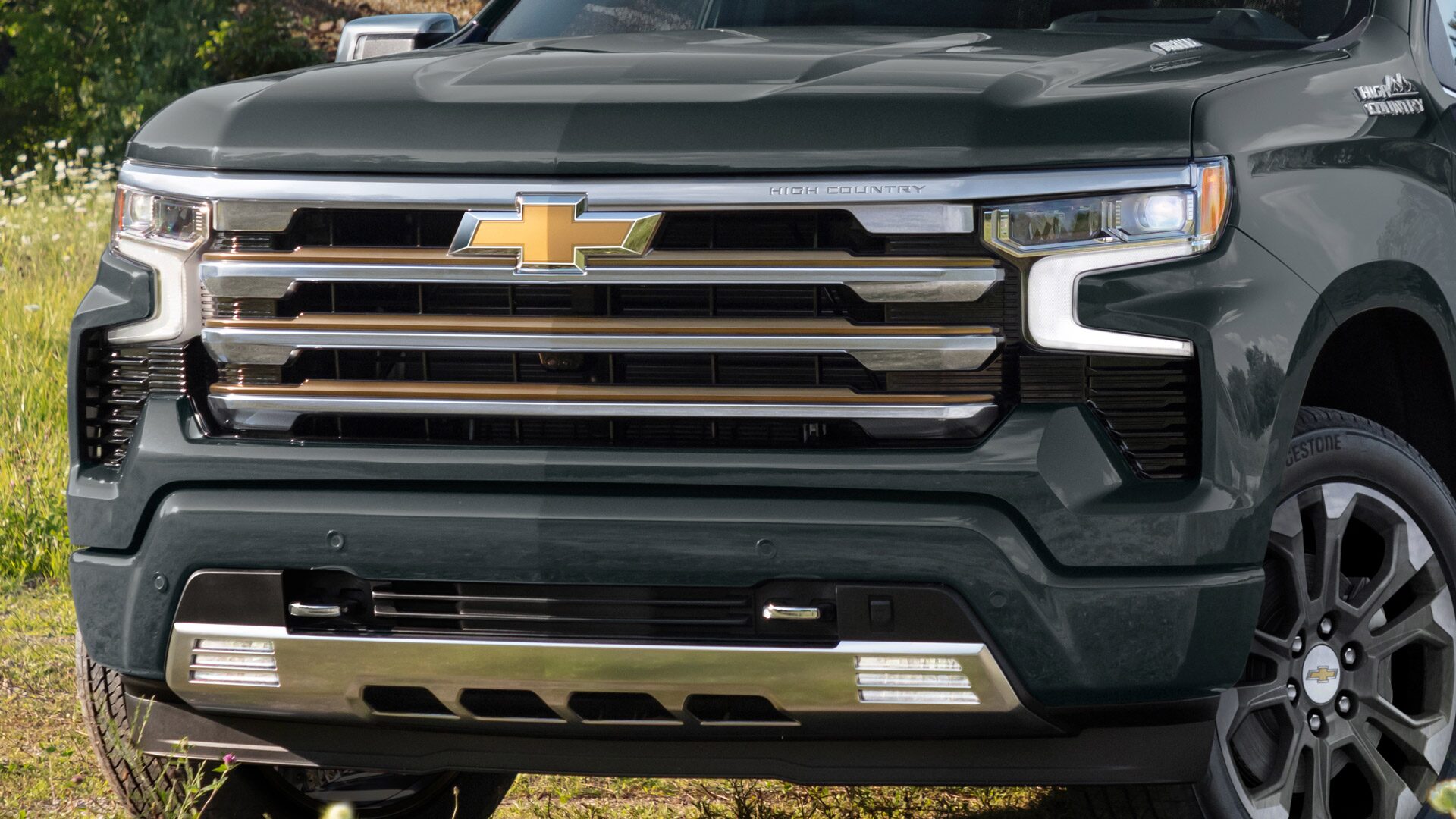 Vista en detalle de la parrilla frontal de la Chevrolet Silverado High Country.