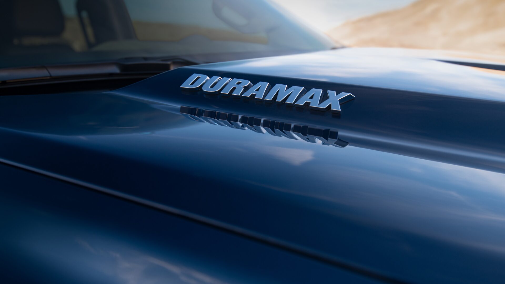 Detalle del emblema del motor Turbo Diesel Duramax de la Silverado High Country.