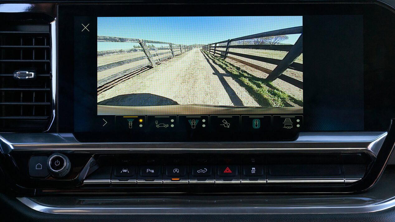 Cámara trasera de la Chevrolet Silverado enfocada en el enganche.