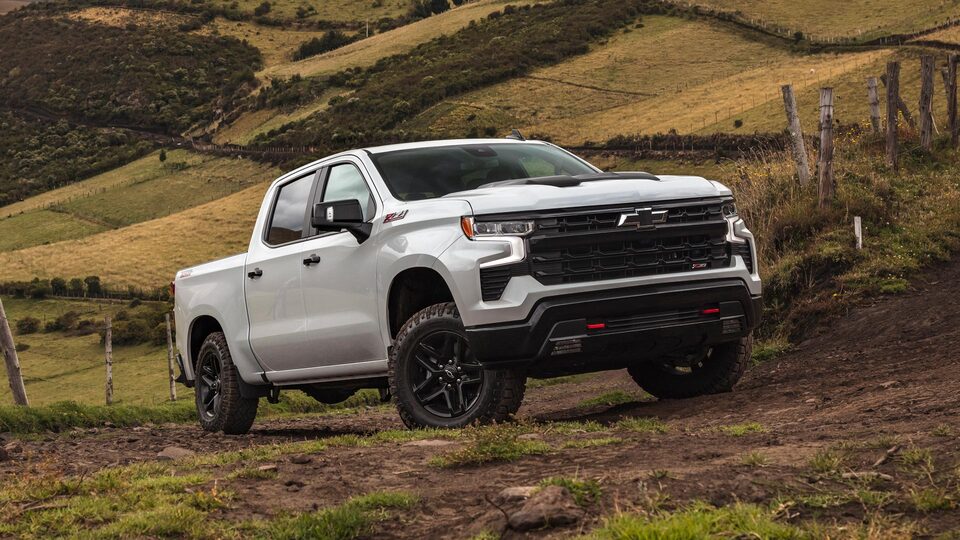 Chevrolet Silverado color Blanco estacionada en una pendiente inclinada.