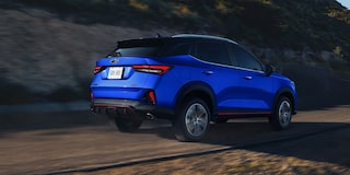 Chevrolet Groove circulando por un camino de tierra.