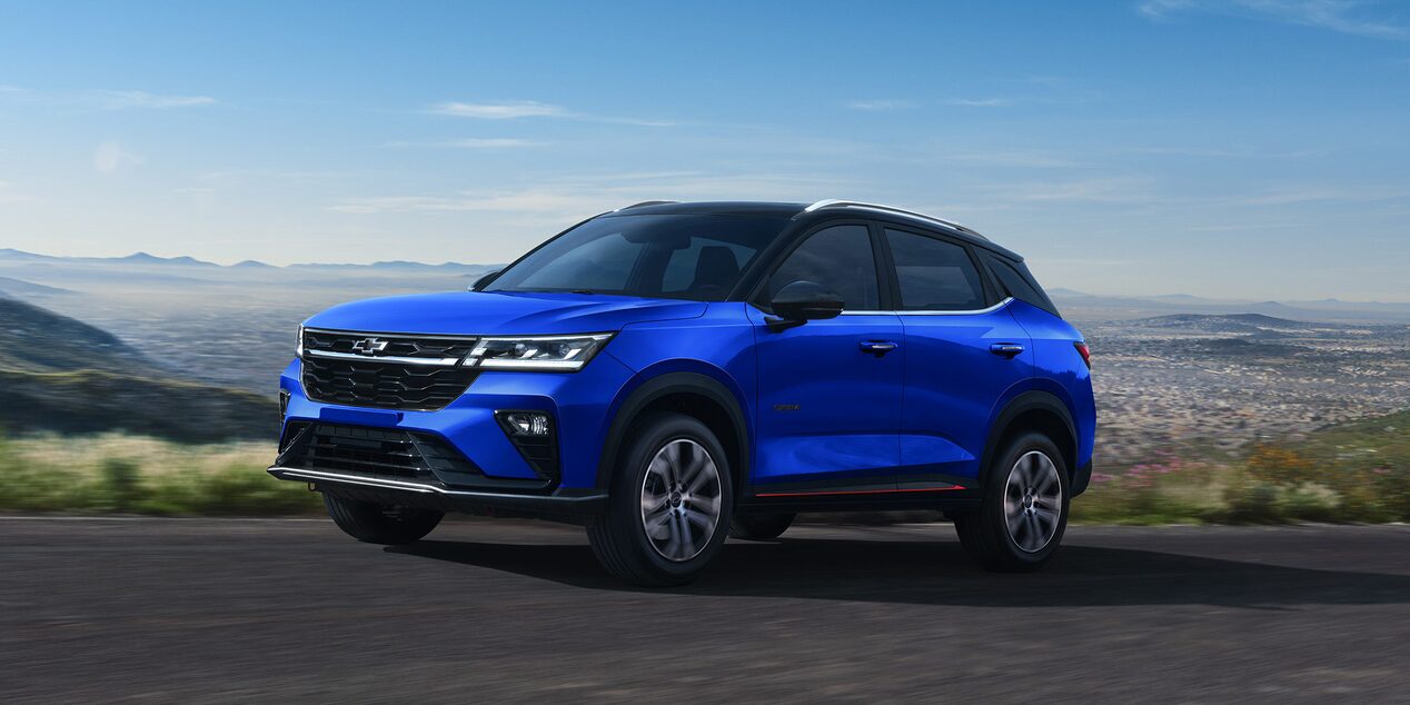 Chevrolet Groove circulando por una ruta con vista panorámica de una ciudad de fondo.