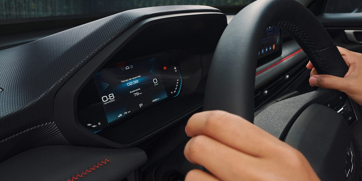 Vista cercana del volante y cluster digital de la Chevrolet Groove.