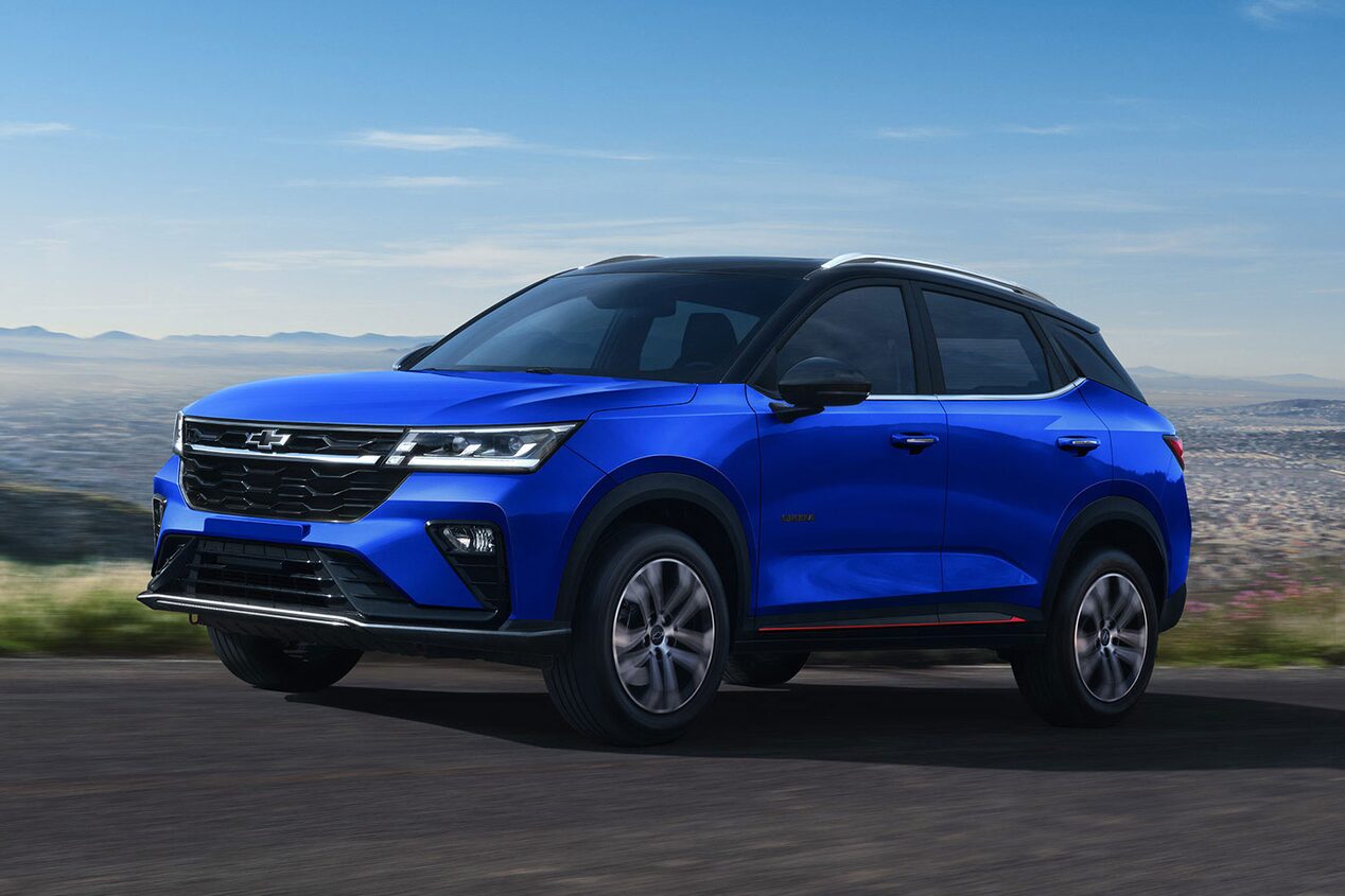 Chevrolet Groove circulando por una ruta con vista panorámica de una ciudad de fondo.