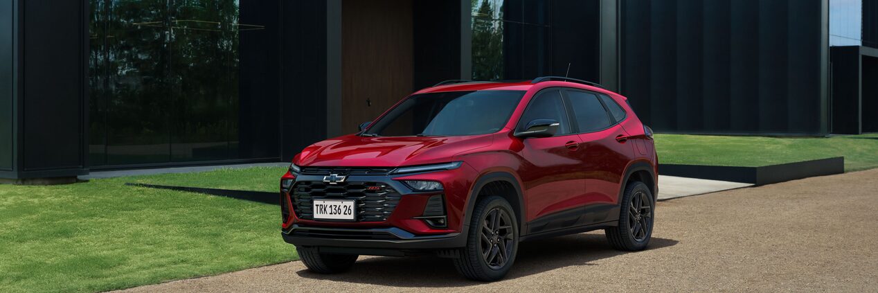 Chevrolet Tracker estacionada en zona urbana.