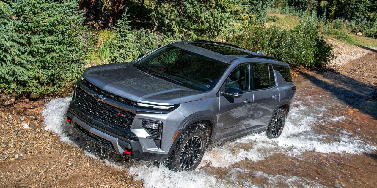 Chevrolet Traverse Z71 conduciendo en camino off-road, destacando sus neumáticos All Terrain.