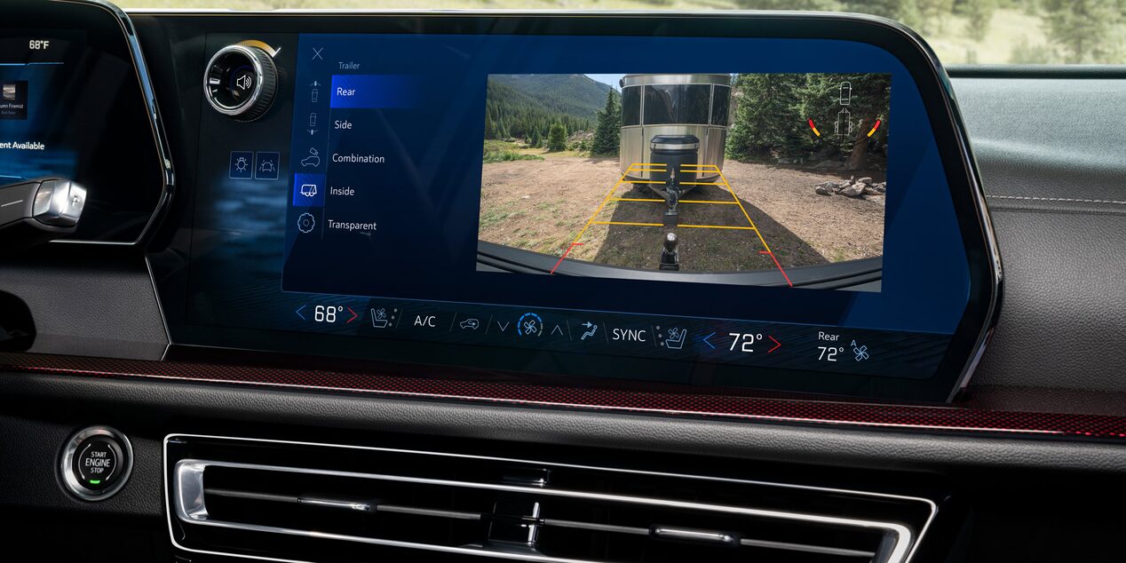 Pantalla táctil a bordo de la Chevrolet Traverse Z71, destacando la función de cámara trasera siendo utilizada para enganchar un remolque.