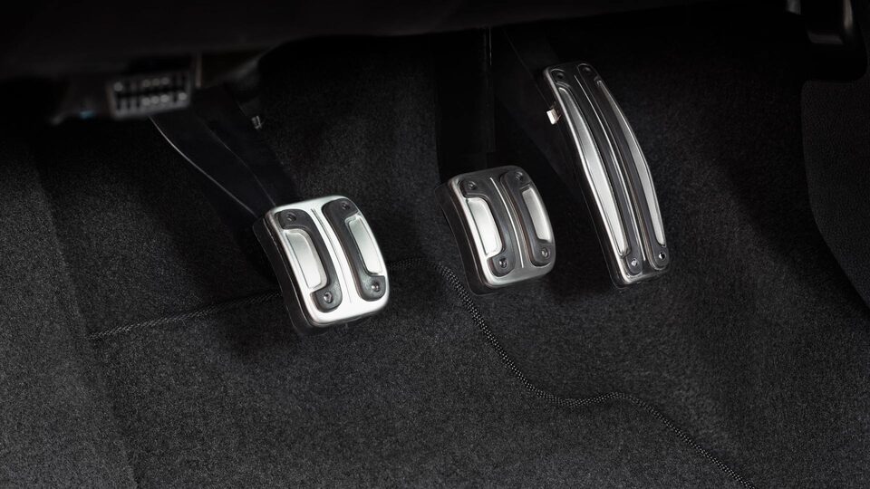 Detalle de los pedales del Chevrolet Joy Black Edition