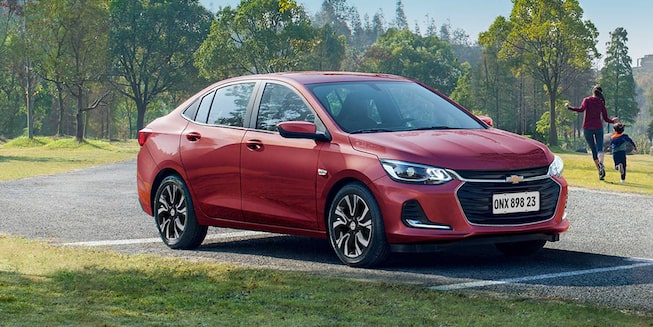 Chevrolet Onix Sedán Turbo - Lateral Frontal
