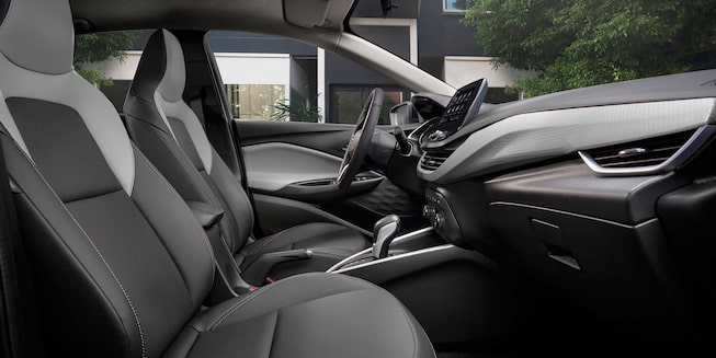Vista interior delantera Chevrolet Onix Sedán Turbo Midnight