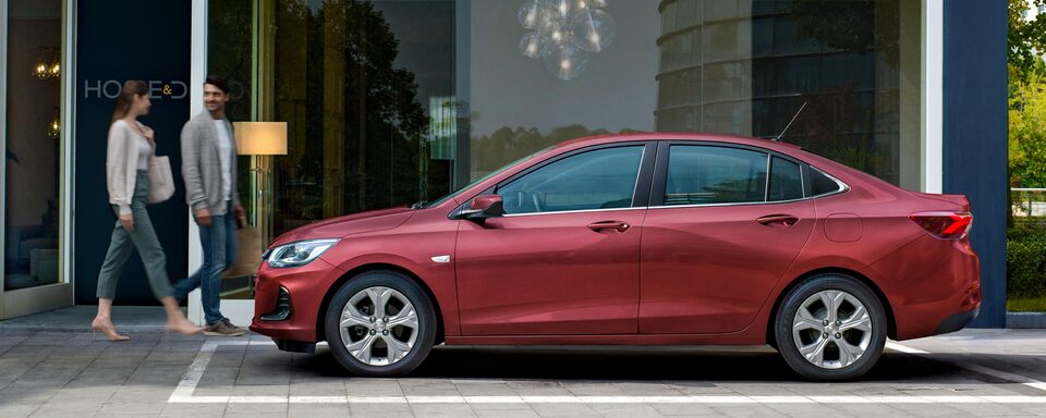 Vista lateral urbano Chevrolet Onix Sedán Turbo Midnight