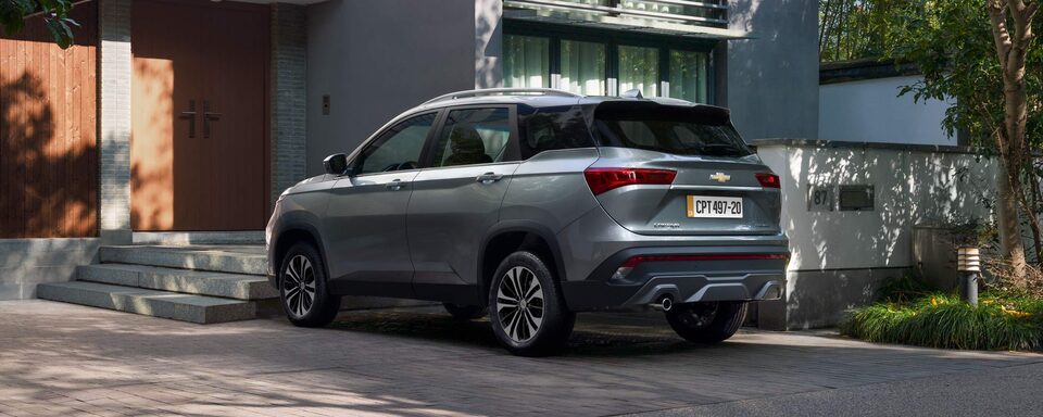 Vista trasera lateral camioneta Chevrolet Captiva Turbo gris