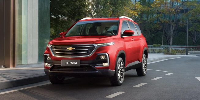 Vista frente camioneta Chevrolet Captiva Turbo