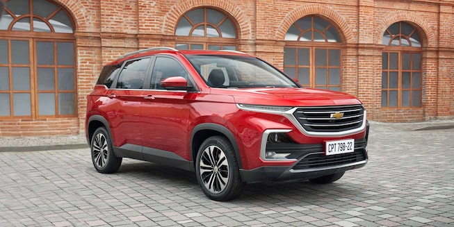 Vista frente lateral camioneta Chevrolet Captiva Turbo roja