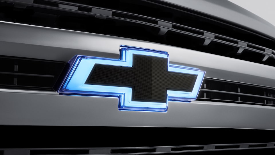 Detalle del accesorio original emblema iluminado para camioneta Chevrolet Tahoe