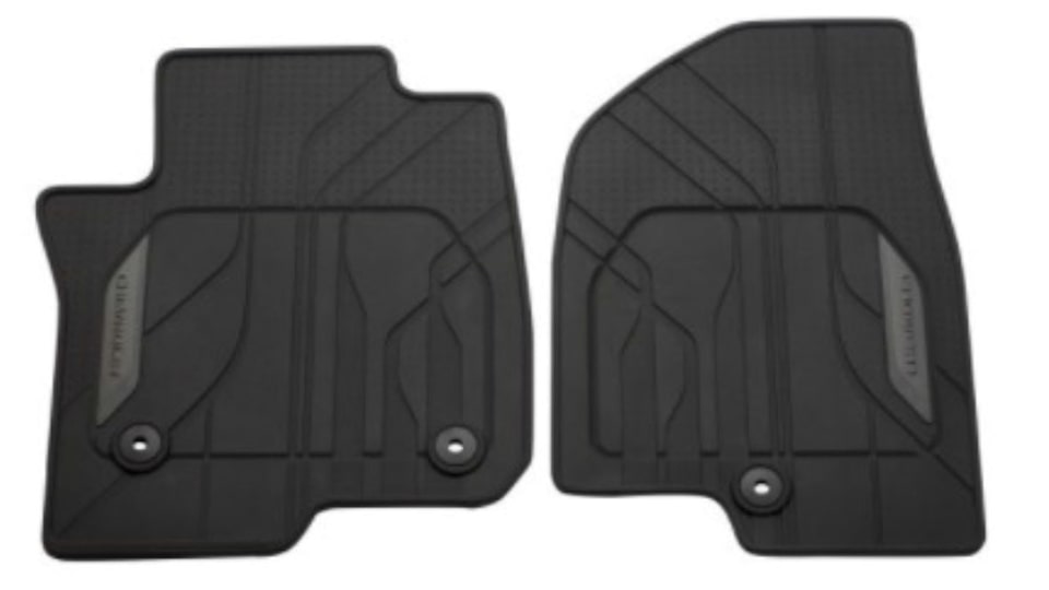 Detalle del accesorio original piso delantero con logo  premium all weather para camioneta Chevrolet Tahoe y Suburban