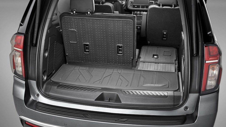 Detalle del accesorio original piso maletero integrado para camioneta Chevrolet Tahoe y Suburban