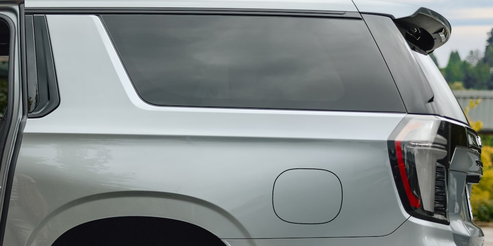 Chevrolet Suburban Z71- vista posterior lateral
