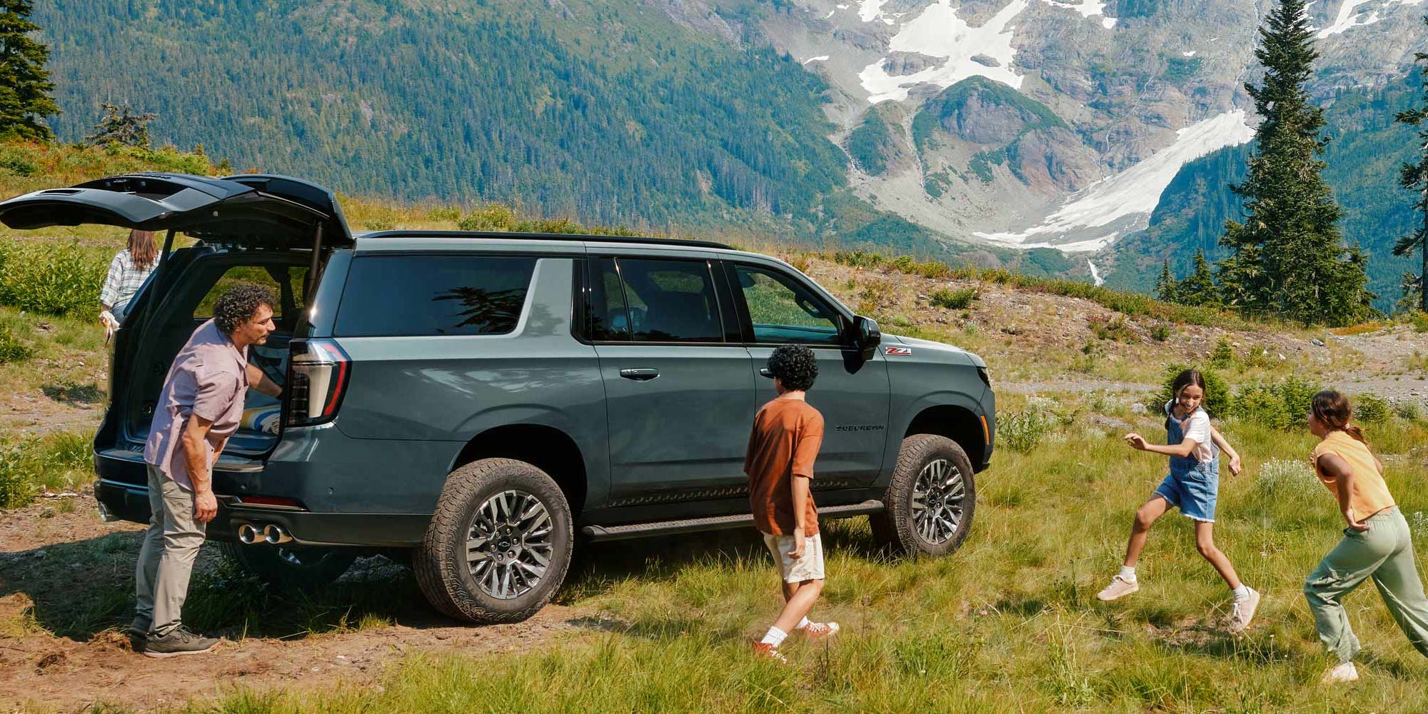 Chevrolet Suburban Z71- vista panorámica de una familia en vacaciones en la montaña