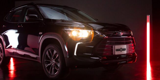 La nueva camioneta Chevrolet Tracker Black Star vista de frente
