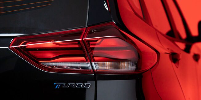 Luces traseras de la nueva camioneta Chevrolet Tracker Black Star