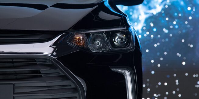 Luces delanteras de la nueva camioneta Chevrolet Tracker Black Star