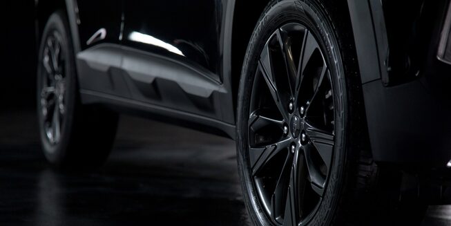 La nueva camioneta Chevrolet Tracker Black Star viene equipado con llantas negras