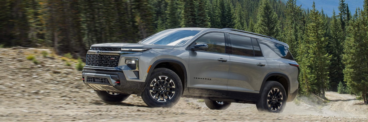 Chevrolet Traverse en camino de piedra
