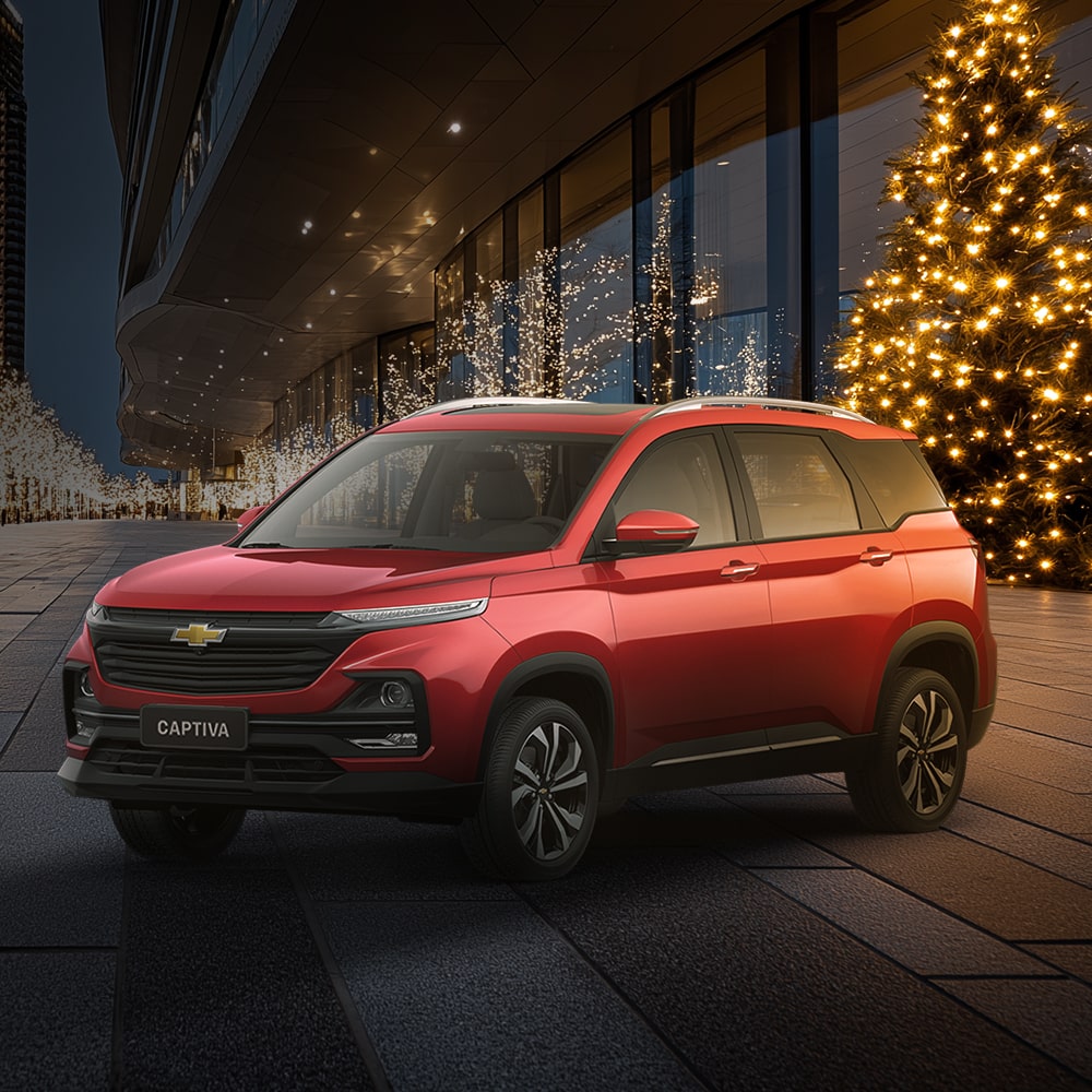 Captiva XL roja con árbol de Navidad en el fondo