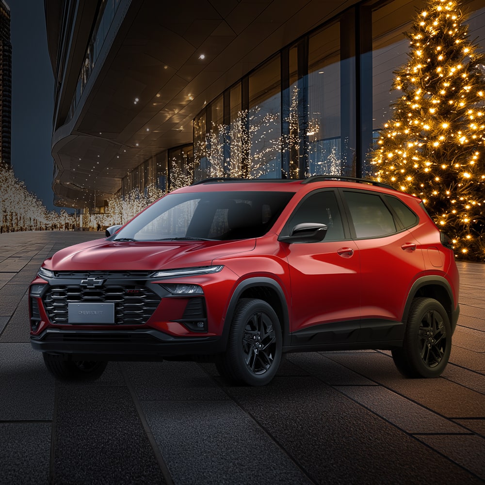 Tracker roja con árbol de navideño en el fondo